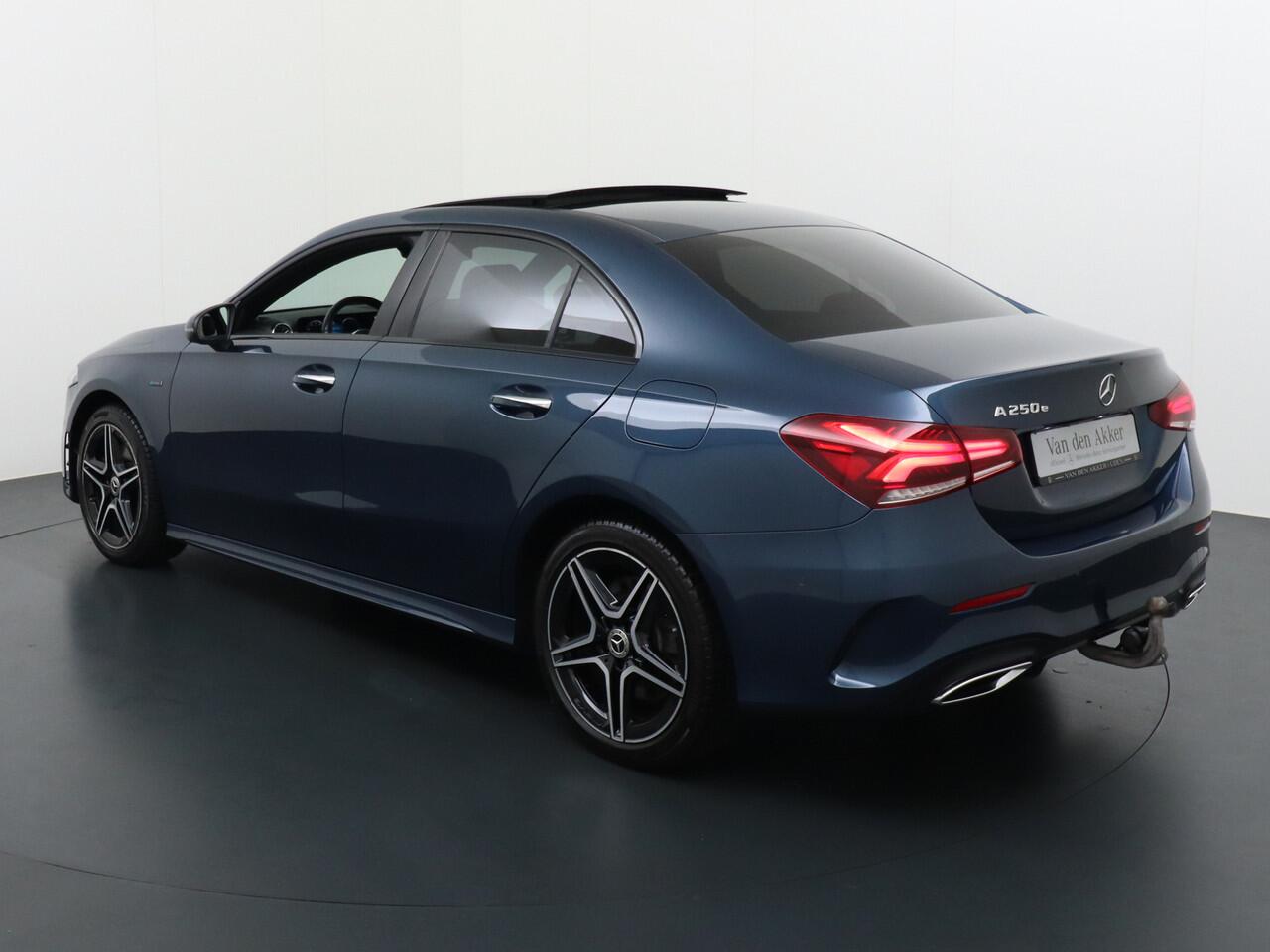 Mercedes-Benz A-KLASSE 250e AMG // Panoramadak // Memory // Trekhaak // Keyless // Carplay // Sfeerverlichting // MultiBeam LED // Night Pakket // Augmented Reality