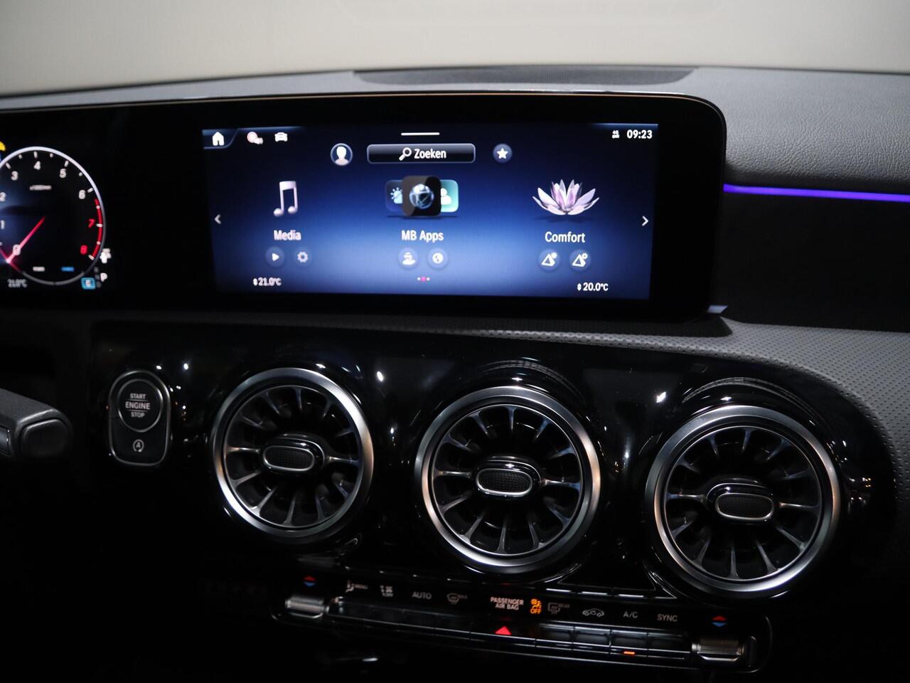 Mercedes-Benz A-KLASSE 180 Business Solution AMG | Panoramaschuifdak | Achteruitrijcamera | Nightpakket | MULTIBEAM LED | Stoelverwarming |