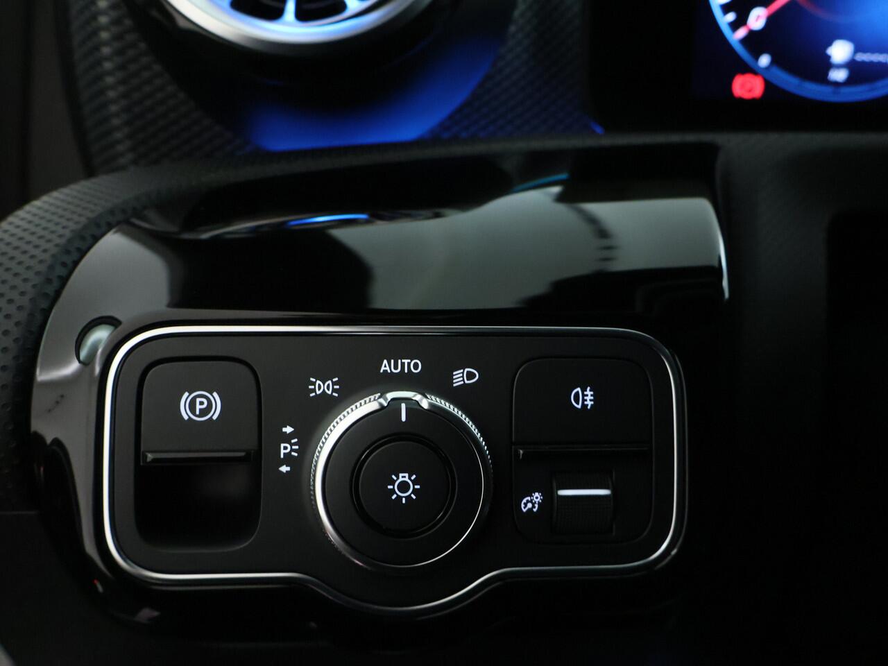 Mercedes-Benz A-KLASSE 180 Business Solution Luxury | Sfeerverlichting | Achteruitrijcamera | Led koplampen | Stoelverwarming | MBUX Augmented reality voor navigatie. Inclusief 24 maanden MB Certified garantie voor Europa.