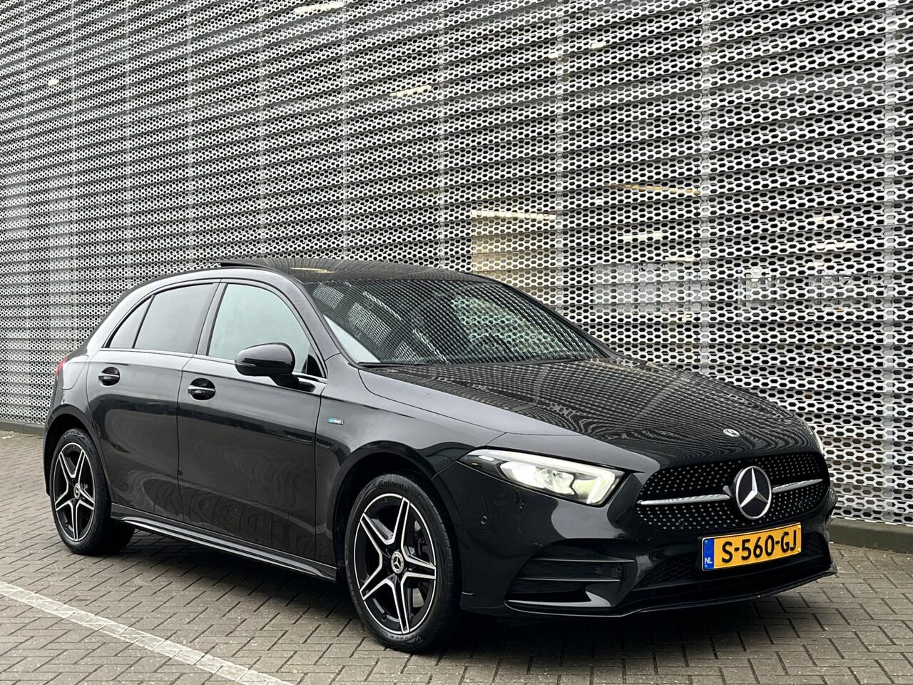 Mercedes-Benz A-KLASSE 250 e AMG Line / Pano / Navigatie / App connect / Camera / Parkeersensoren V+A / Stoelverwarming /