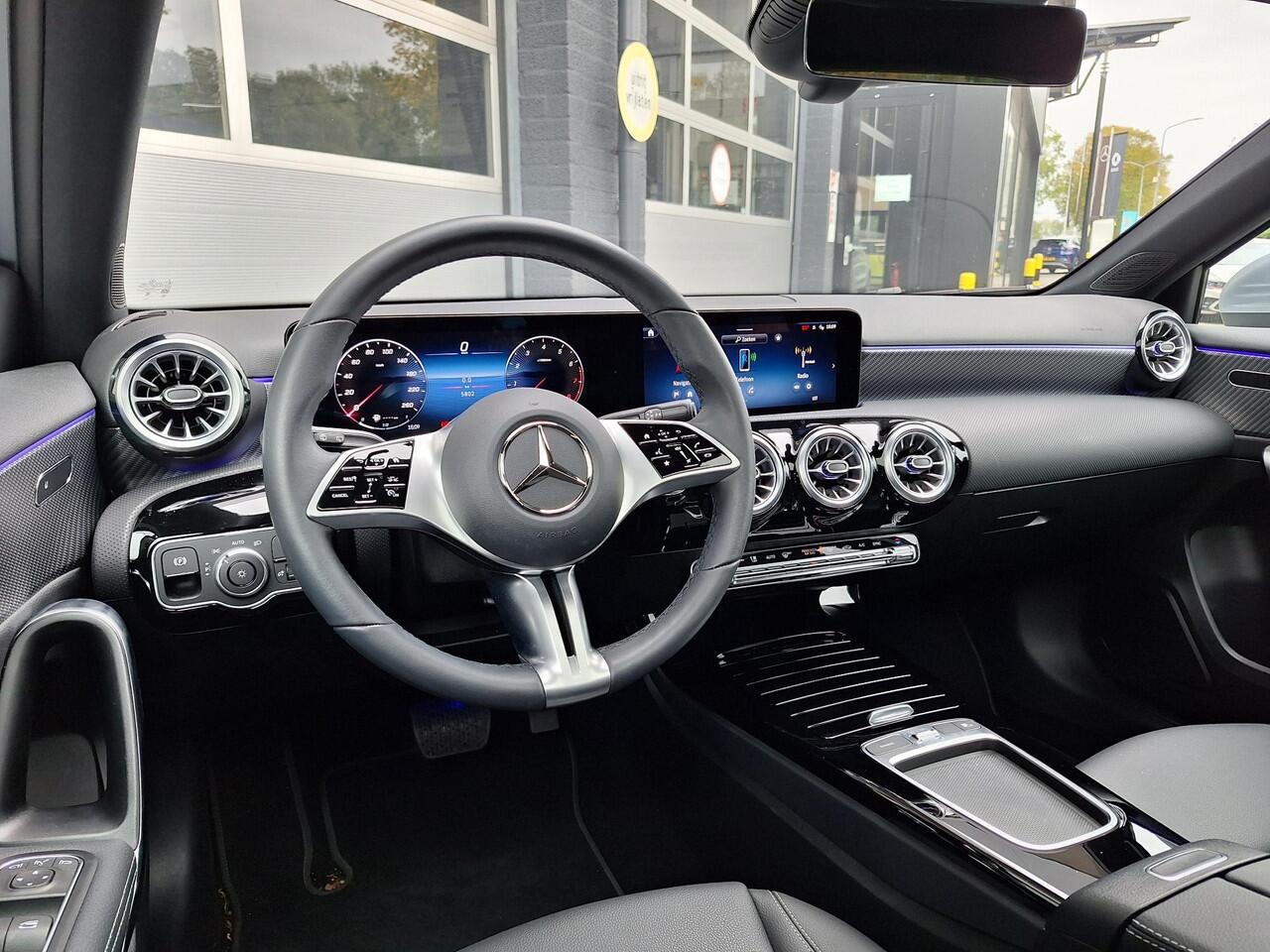 Mercedes-Benz A-KLASSE 180 Star Edition Luxury | Panoramadak | Trekhaak | Achteruitrijcamera | Dodehoekassistent | Donkergetint Glas Achter | Sfeerverlichting | Stoelverwarming | Keyless-GO | Parkeersensoren | Elektrisch Inklapbare Buitenspiegels