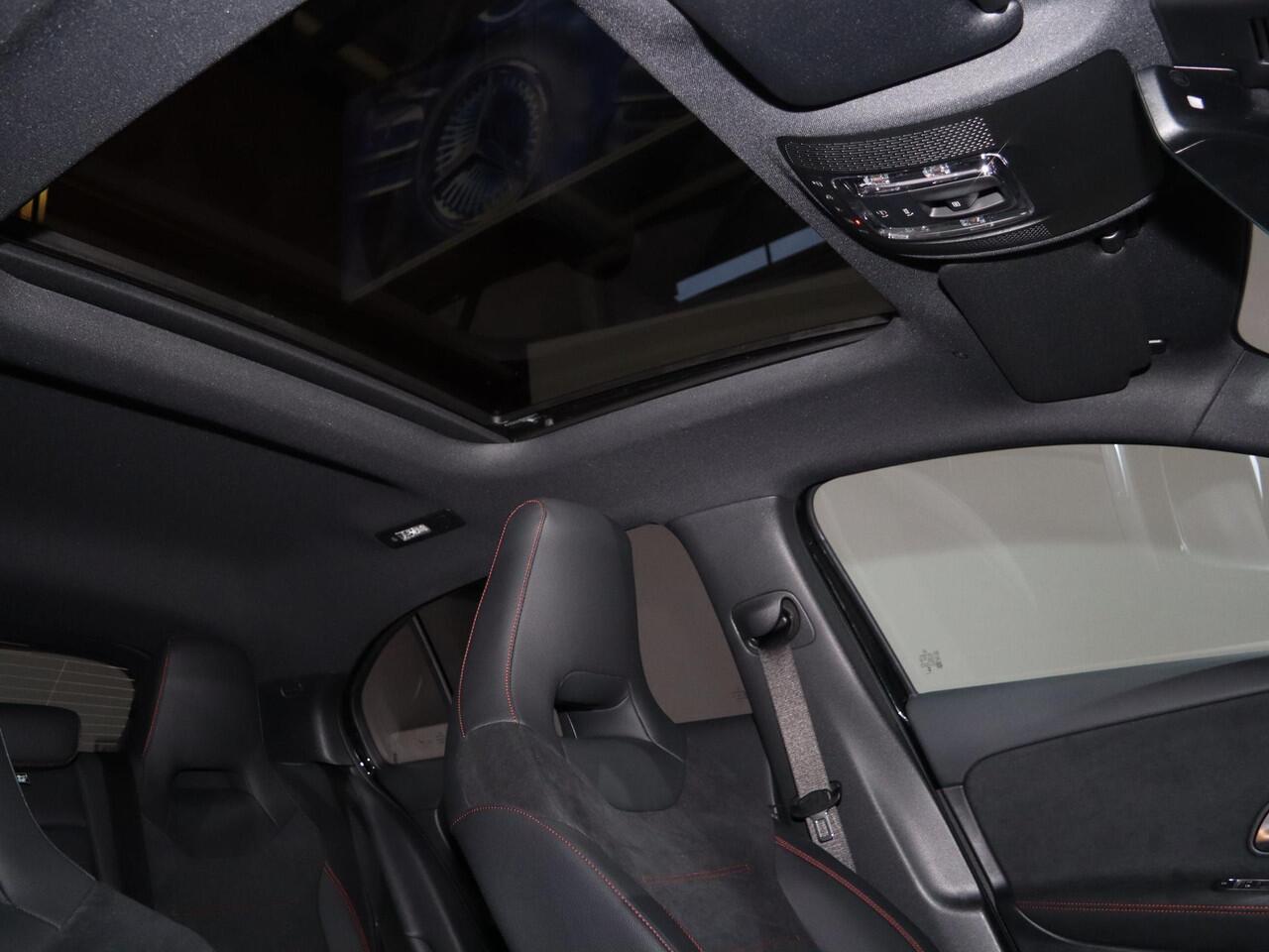 Mercedes-Benz A-KLASSE 250e Business Solution AMG | Panoramaschuifdak | Premium Plus | 19"AMG-velgen | Head-up display | Dodehoekassistent |