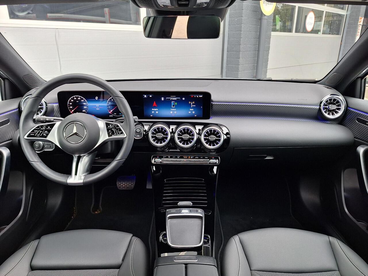Mercedes-Benz A-KLASSE 180 Star Edition Luxury | Panoramadak | Trekhaak | Achteruitrijcamera | Dodehoekassistent | Donkergetint Glas Achter | Sfeerverlichting | Stoelverwarming | Keyless-GO | Parkeersensoren | Elektrisch Inklapbare Buitenspiegels
