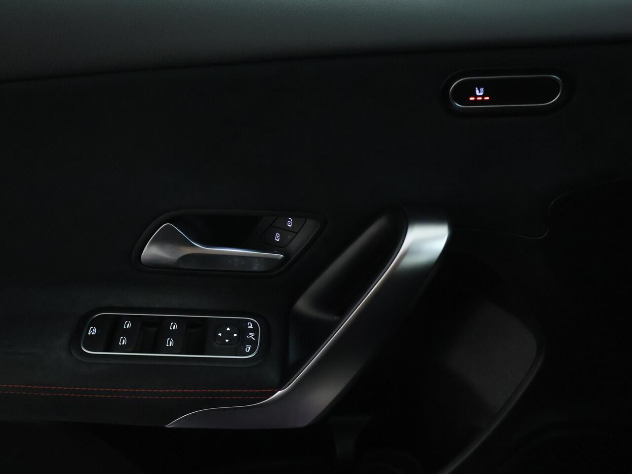 Mercedes-Benz A-KLASSE 180 AMG-line | Night pakket | Thermotronic | Apple CarPlay | parkeersensoren en achter camera | Spiegelpakket | Inclusief 24 maanden MB Certified garantie voor Europa.