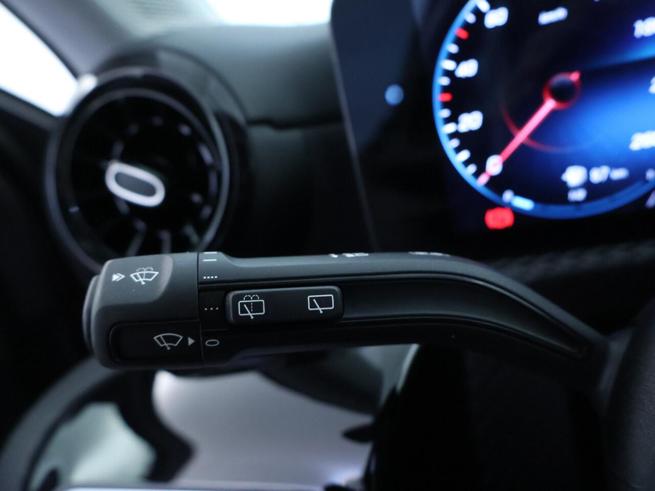 Mercedes-Benz A-KLASSE 160 Business Solution Ledkoplampen | Parkeerpakket met achteruitrijcamera | Stoelverwarming Voor | Spiegelpakket | Inclusief 24 maanden MB Certified garantie voor Europa.