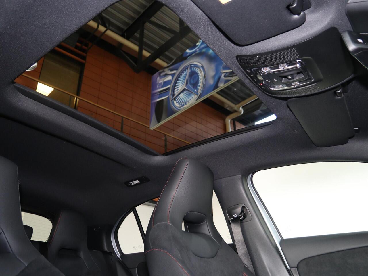 Mercedes-Benz A-KLASSE 250e Business Solution AMG | Panoramaschuifdak | Premium Plus | 19"AMG-velgen | Head-up display | Dodehoekassistent |