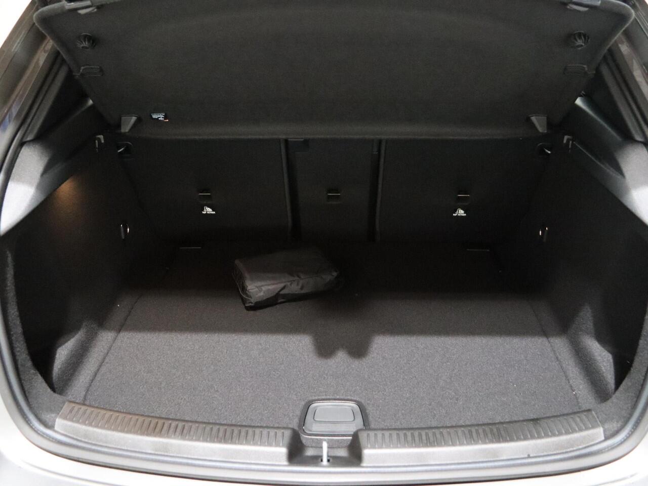 Mercedes-Benz A-KLASSE 180 Star Edition Luxury Line | Night | Achteruitrijcamera | LED-koplampen | Dodehoekassistent