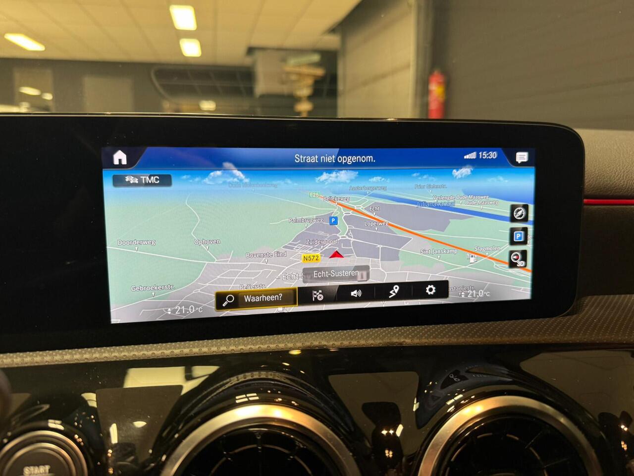 Mercedes-Benz A-KLASSE 200 AMG Line Navi Camera Night Pack 19Inch Led 60.000dkm! Nieuwe Staat!