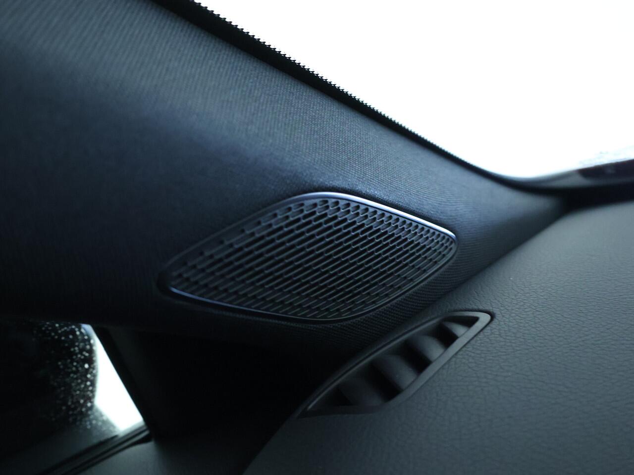 Mercedes-Benz A-KLASSE 250 e Business Solution AMG | Nightpakket | AMG Line Plus pakket | Parkeerpakket met 360°-camera | KEYLESS GO-comfortpakket | Verwarmde stoelen vooraan | Extra USB-poorten | Dodehoekassistent | Head-up display |