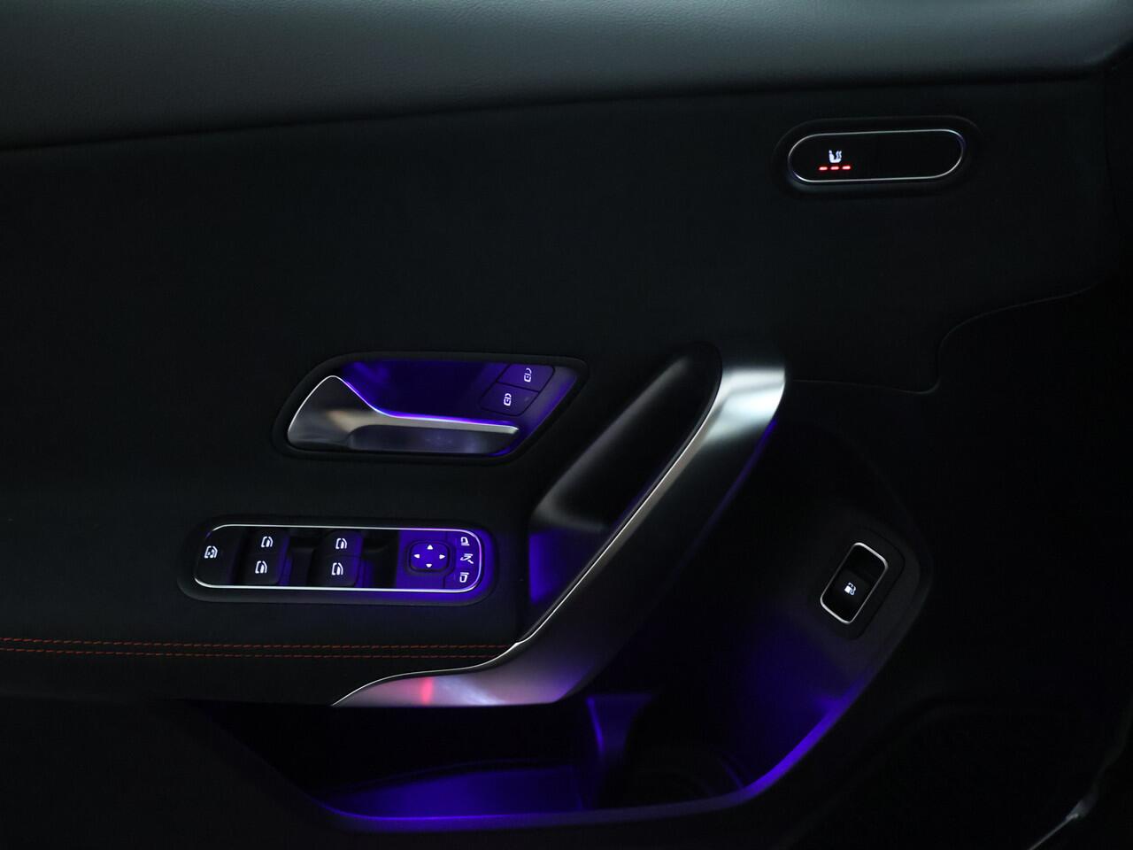 Mercedes-Benz A-KLASSE 250 e Business Solution AMG | Nightpakket | Parkeerpakket met achteruitrijcamera | KEYLESS GO | Sfeerverlichting | MULTIBEAM LED | Stoelverwarming voor | Spiegelpakket | Draadloos oplaadsysteem voor smartphone vooraan |