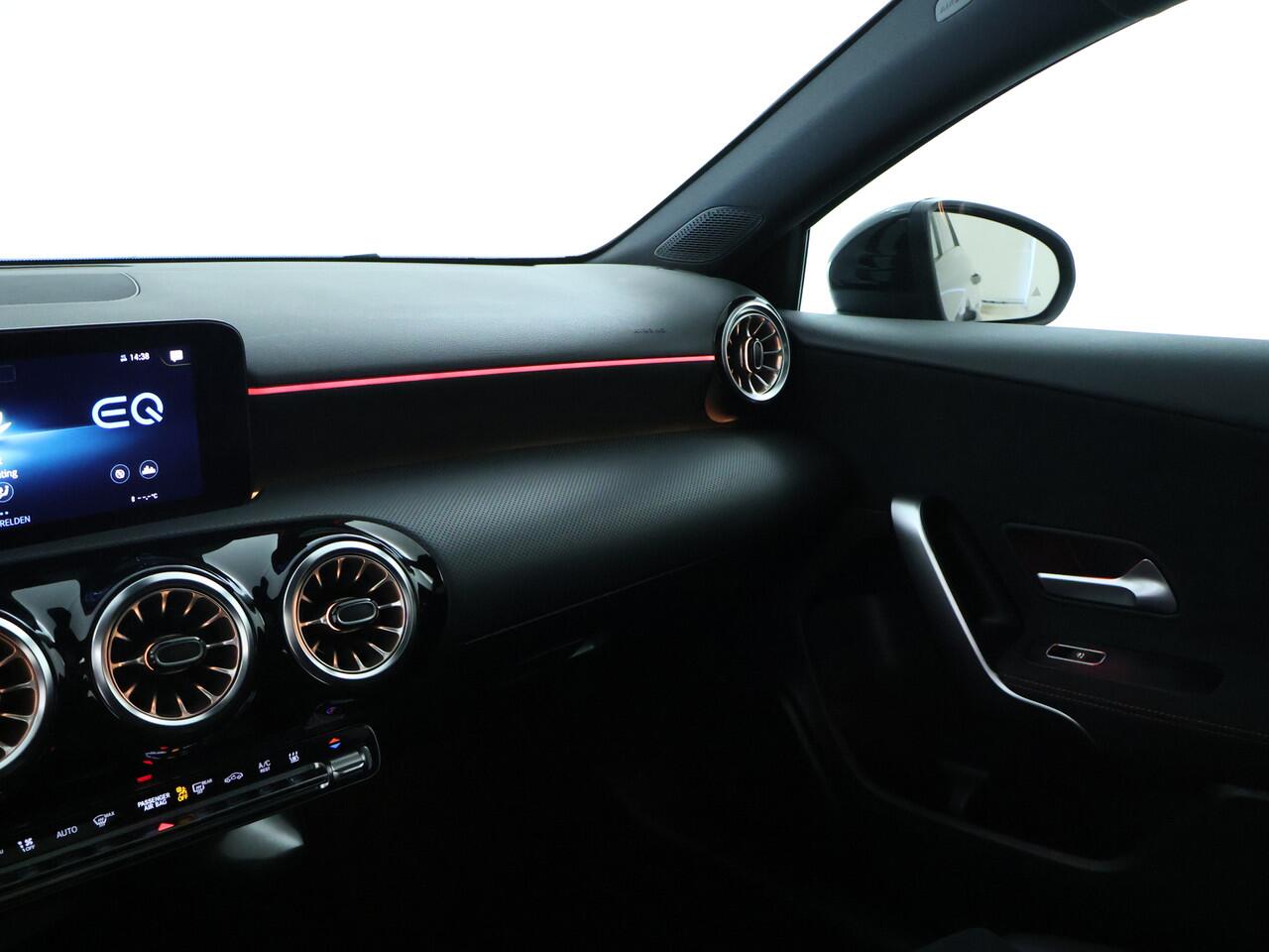 Mercedes-Benz A-KLASSE 250 e Sedan AMG Plug-In Hybride AMG Line | Night Pakket | Panorama Schuif-Kanteldak | 19 Inch AMG Velgen | Sfeerverlichting. Inclusief 24 maanden MB Certified garantie voor Europa.