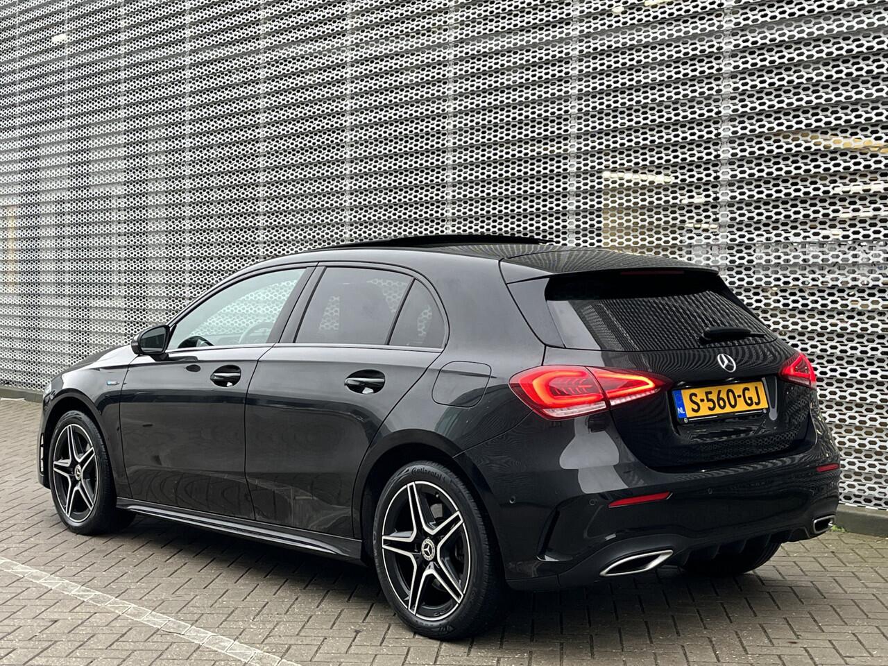 Mercedes-Benz A-KLASSE 250 e AMG Line / Pano / Navigatie / App connect / Camera / Parkeersensoren V+A / Stoelverwarming /