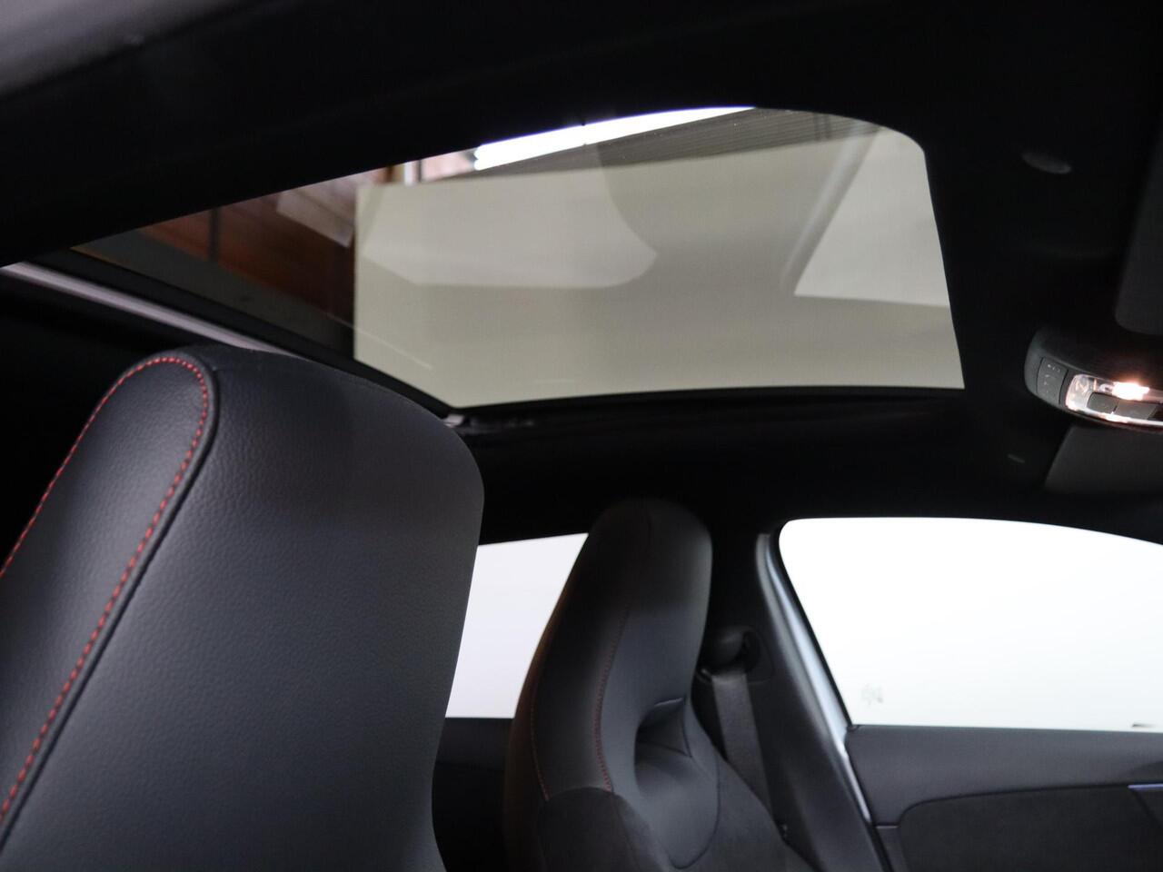 Mercedes-Benz A-KLASSE 250e Star Edition AMG Line | Multibeam | Panoramaschuifdak | Night | Stoelverwarming | Achteruitrijcamera | Apple Carplay/Android Auto |