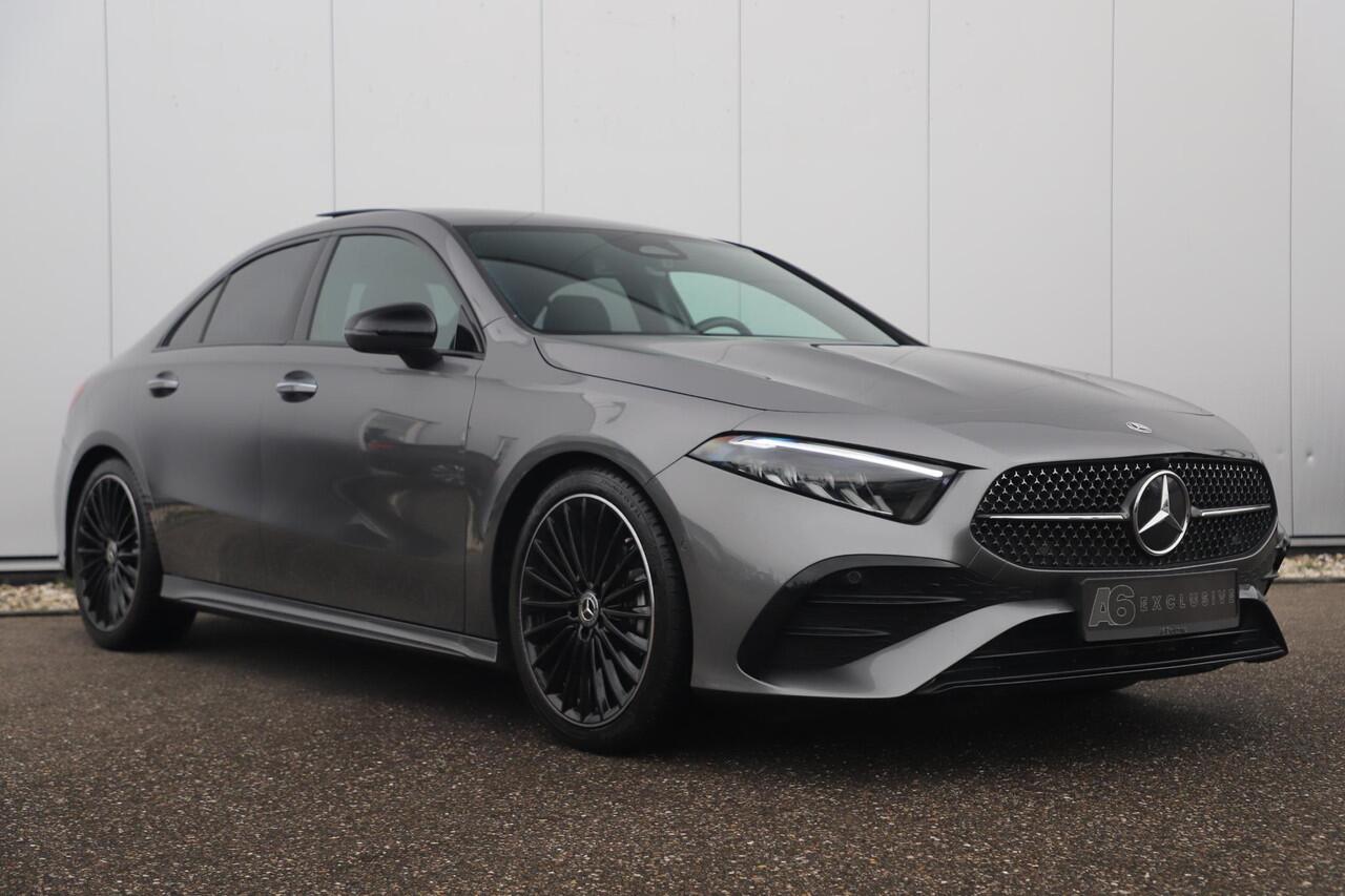 Mercedes-Benz A-KLASSE 180 AMG Line Night Pakket Automaat Panoramadak 19 inch Keyless Sfeerverlichting Burmester Carplay Navigatie Camera Half Leder Stoelverwarming NAP! Dealer onderhouden!