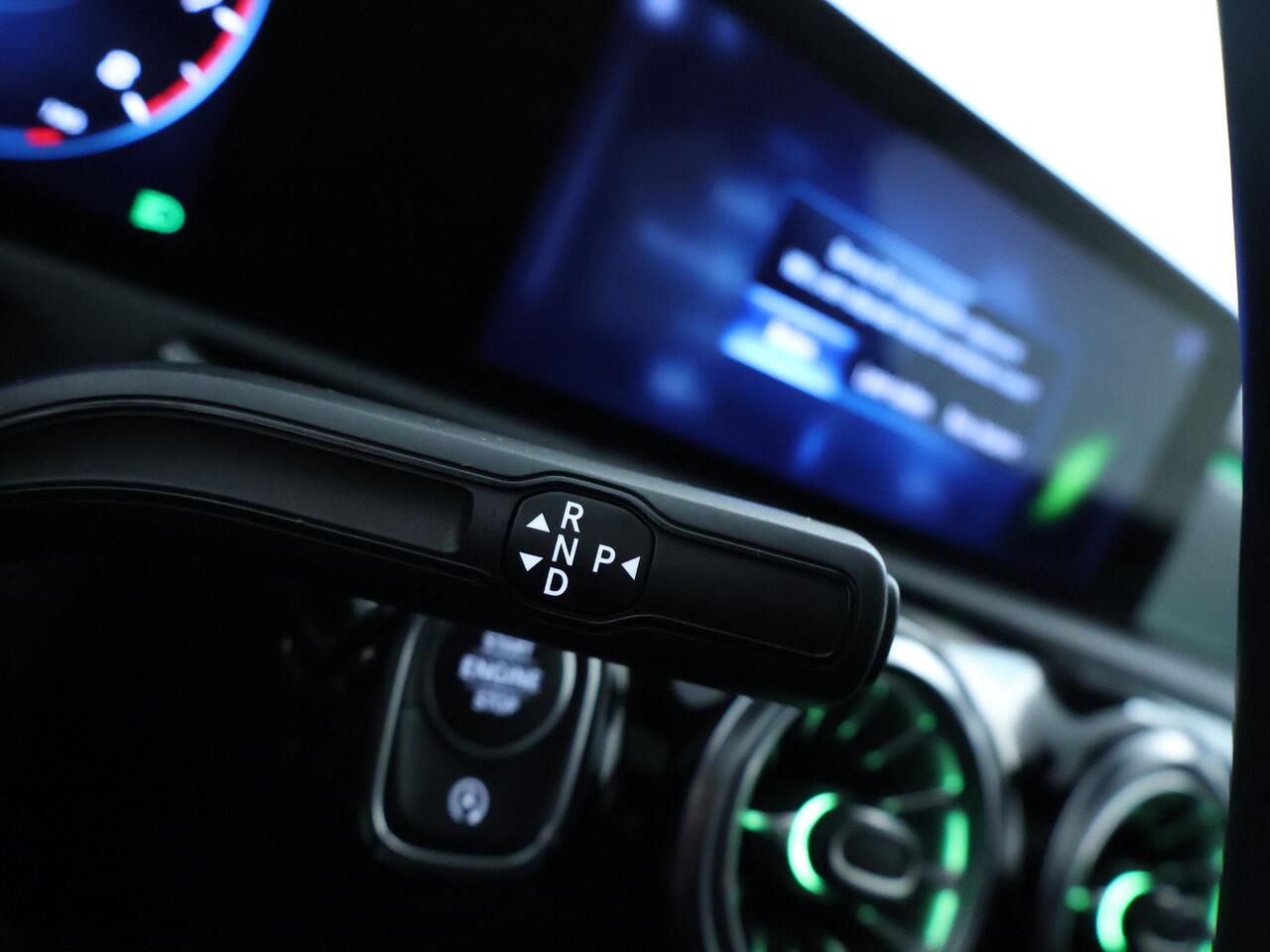 Mercedes-Benz A-KLASSE 180 Business Solution AMG AMG Line | Night Pakket |Schuif-Kanteldak | Sfeerverlichting | MultiBeam koplampen | Memory Voorstoelen. Inclusief 24 maanden MB Certified garantie voor Europa.