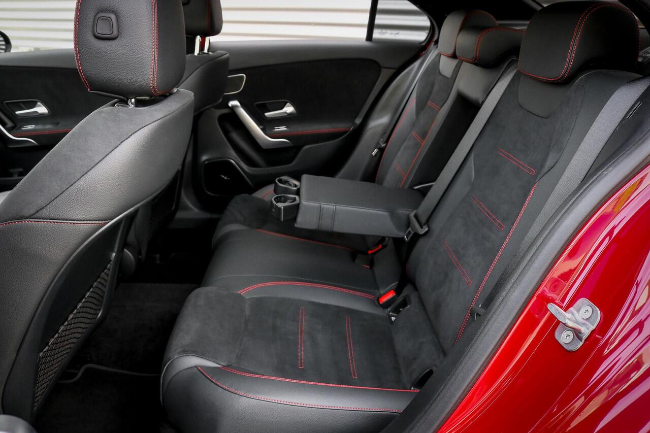 Mercedes-Benz A-KLASSE Limousine 180 AMG | Rijassistentiepakket | Panoramadak | Stoelverwarming | Achteruitrijcamera