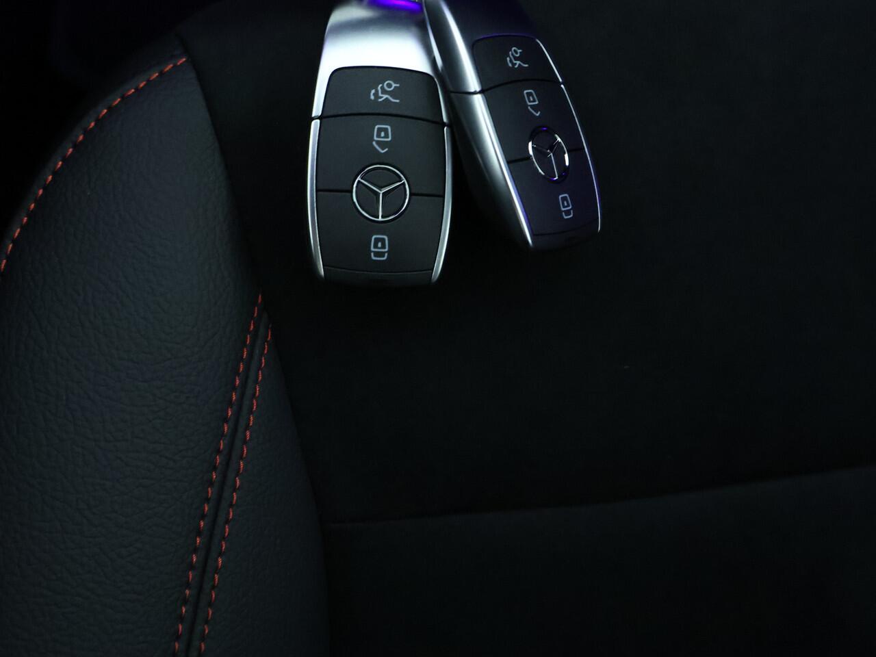 Mercedes-Benz A-KLASSE 250 e Business Solution AMG | Trekhaak | Nightpakket | parkeerpakket met achteruitrijcamera | Verwarmde stoelen vooraan | Antidiefstalpakket URBAN GUARD PLUS | KEYLESS GO-comfortpakket | Extra USB-poorten |