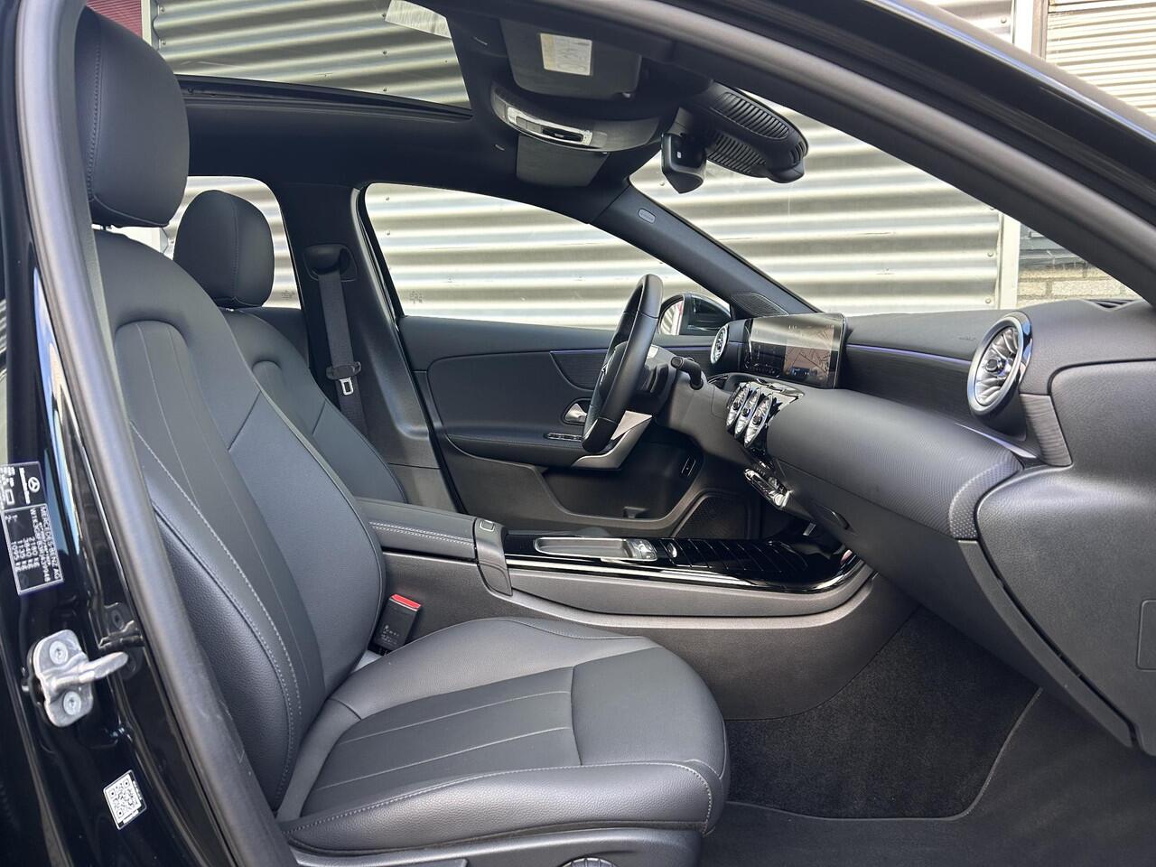 Mercedes-Benz A-KLASSE 250 e | Panoramadak | Luxury | MULTIBEAM LED Koplampen | Dodehoekassistent | Apple CarPlay | Android Auto | Sierdelen Lindehout Zwart | Privacy Glas Achter |