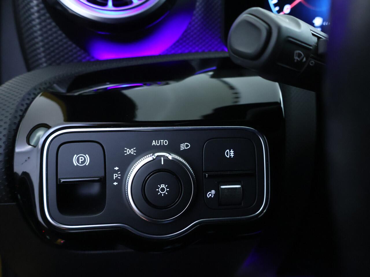 Mercedes-Benz A-KLASSE 250 e NIght Plug-In Hybride | Nightpakket | Trekhaak | Achteruitrijcamera | Ledkoplampen | Stoelverwarming | Sfeerverlichting. Inclusief 24 maanden MB Certified garantie voor Europa.