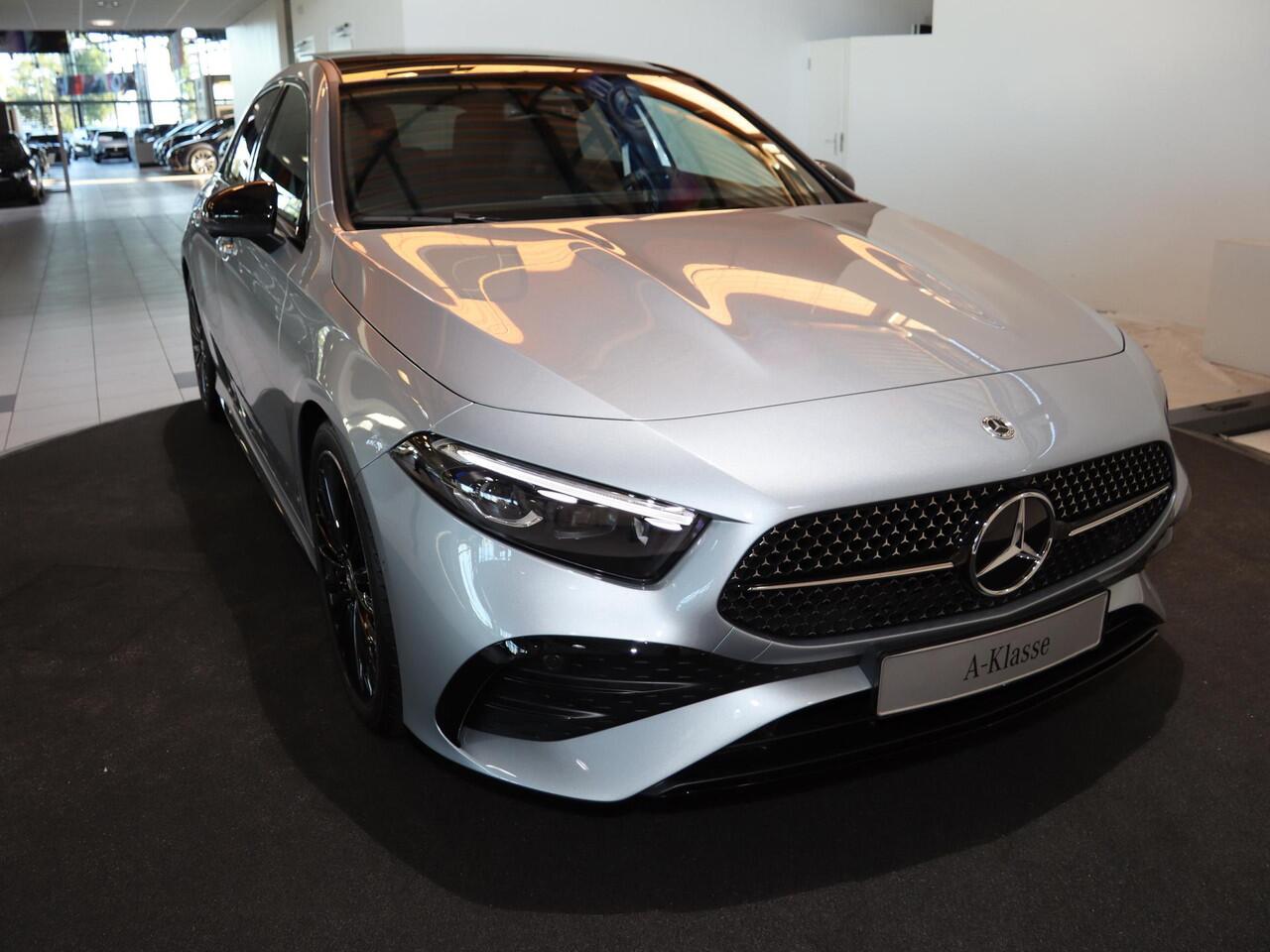 Mercedes-Benz A-KLASSE 180 Business Solution AMG | AMG Line Plus | Nightpakket | Panoramadak | HUD | Stoelverwarming | 360° camera | Cruise Control Adaptief |