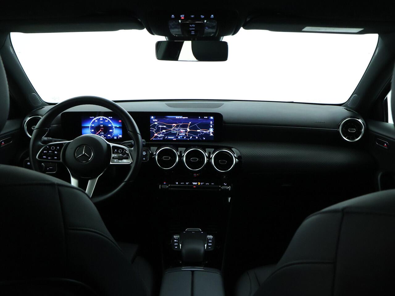 Mercedes-Benz A-KLASSE 200 Business Line | Panorama Schuif/Kanteldak | Parkeersensoren + camera achter | Comfortstoelen Lederlook i.c.m Stoelverwarming | DAB + Apple CarPlay | Inclusief 24 maanden MB Certified garantie voor Europa.