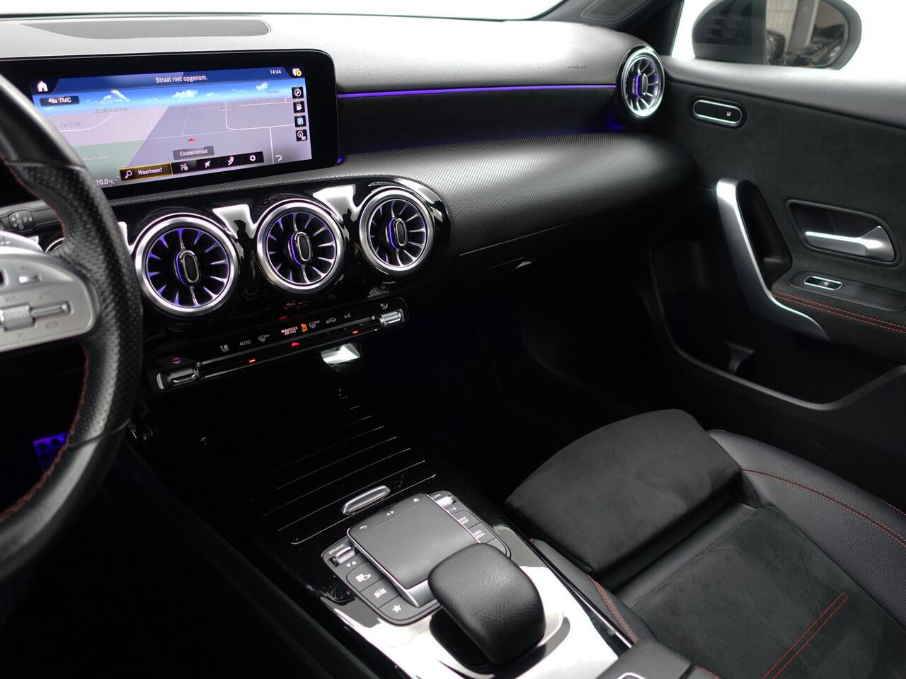 Mercedes-Benz A-KLASSE 180 AMG Night Edition Aut- Panoramadak, Sfeerverlichting, Xenon Led, Camera, Sport Interieur