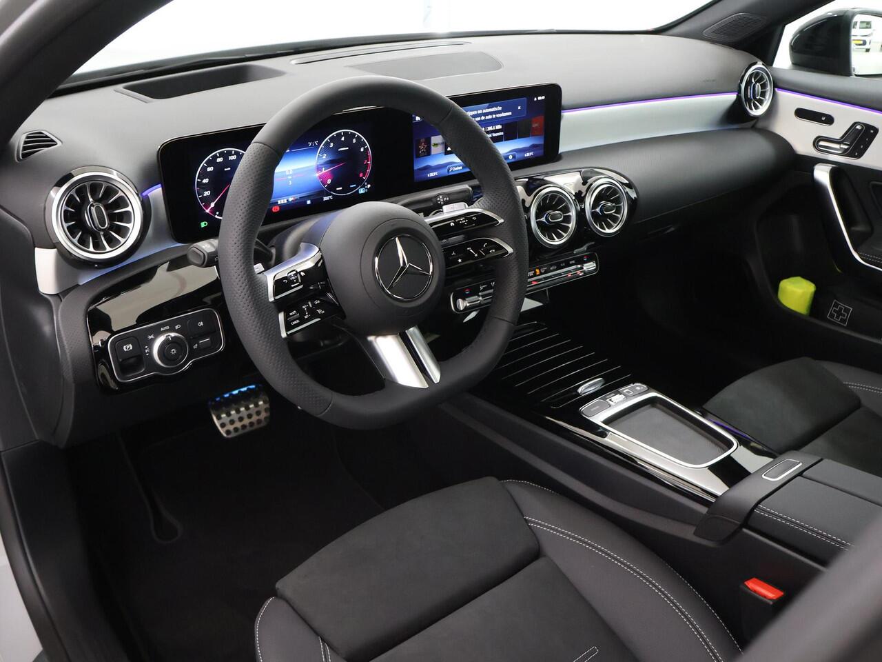 Mercedes-Benz A-KLASSE 180 Business Solution AMG | Night edition | Panoramadak | Memory stoelen | Head-up display | Stoelverwarming | Dodehoekassistent | AMG Line Plus