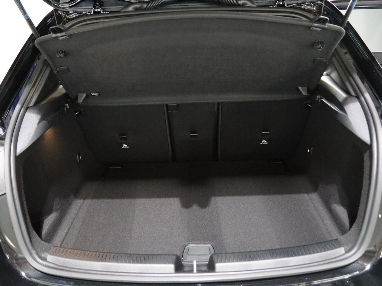 Mercedes-Benz A-KLASSE 180 Star Edition AMG Line | Panoramaschuifdak | Night | Multibeam LED | DISTRONIC | Dodehoekassistent