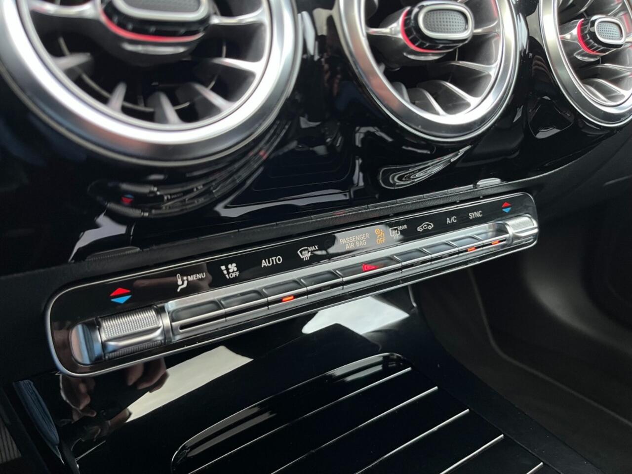 Mercedes-Benz A-KLASSE A180 AUT. - KEYLESS - PANO - WIDESCREEN - CAMERA - 18 INCH