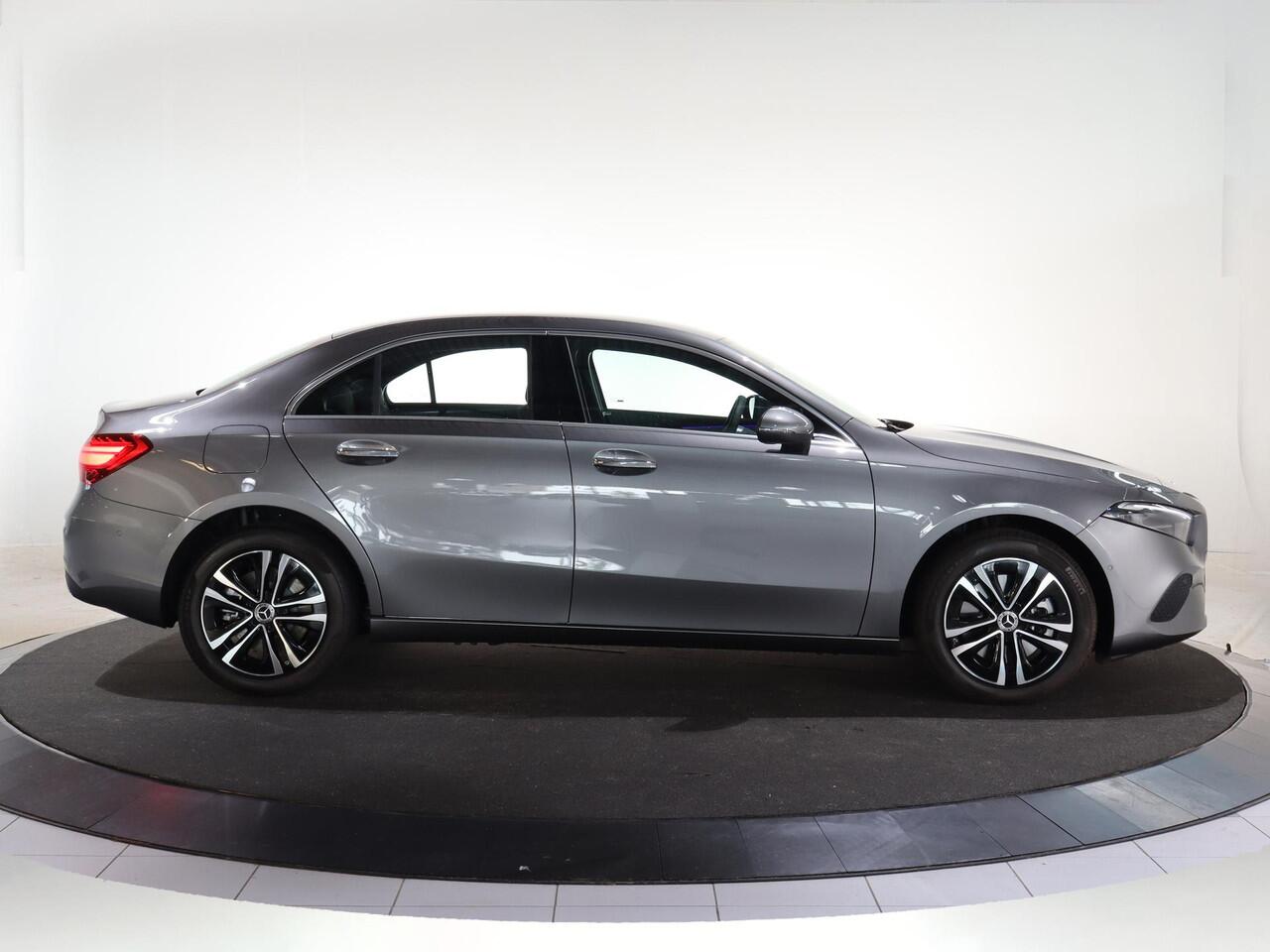 Mercedes-Benz A-KLASSE 250e Star Edition Luxury Line | DISTRONIC | Trekhaak | Dodehoekassistent