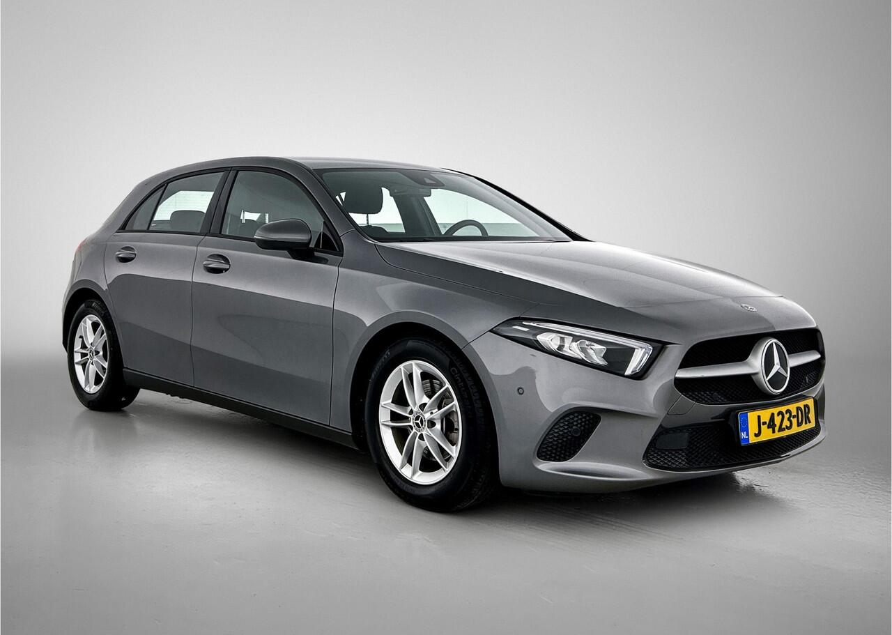 Mercedes-Benz A-KLASSE 160 Business Solution | Parkeerpakket met Camera | Ledkoplampen | Navigatie | Stoelverwarming | Inclusief 24 maanden Mercedes-Benz Certified garantie voor Europa.