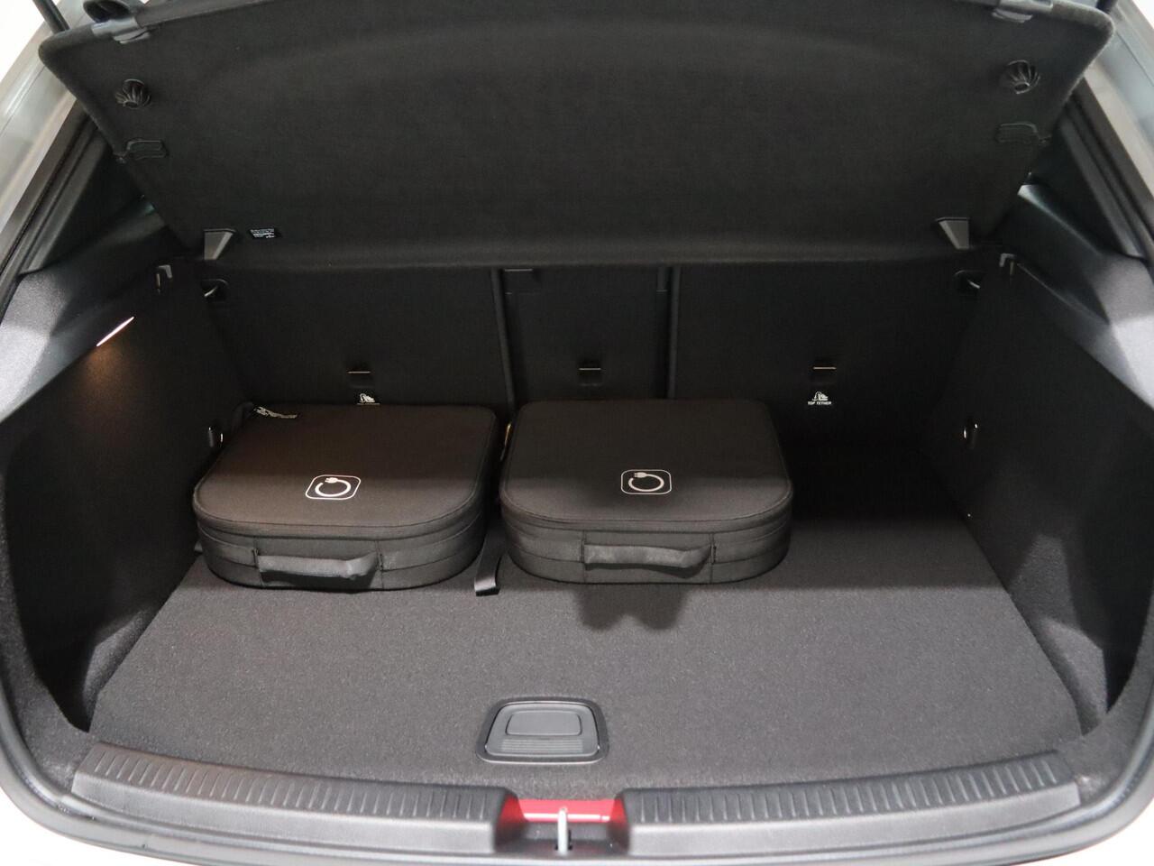 Mercedes-Benz A-KLASSE 250e Star Edition Luxury Line | AMG | Panoramaschuifdak | Night | Stoelverwarming voor | Achteruitrijcamera