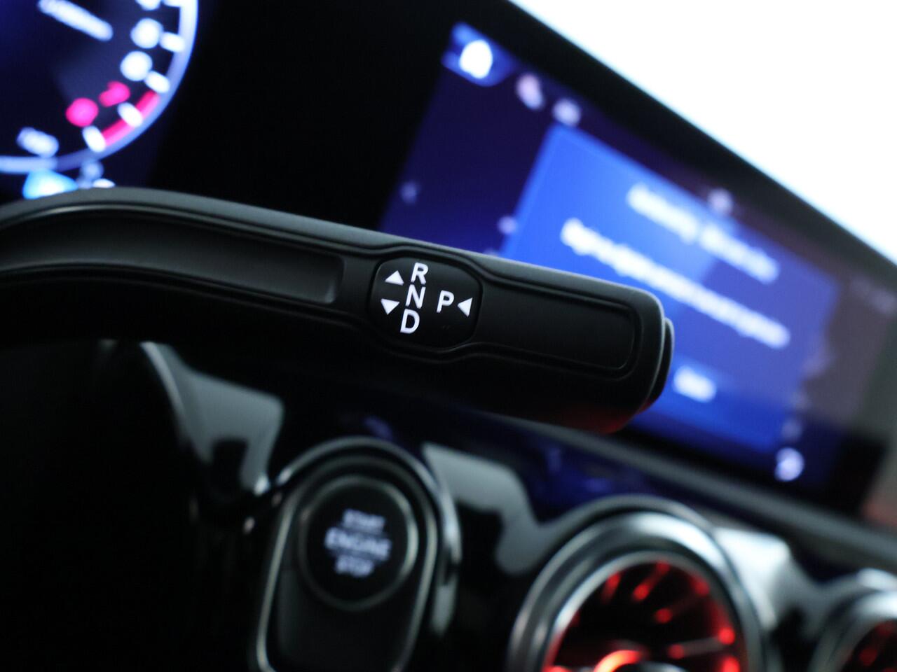 Mercedes-Benz A-KLASSE 250 e AMG Line | AMG Line | Night Pakket | Trekhaak | Lederen Bekleding | Panorama Schuif-Kanteldak | Sfeerverlichting | Inclusief 24 maanden MB Certified garantie voor Europa.