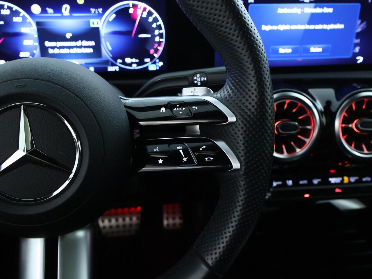 Mercedes-Benz A-KLASSE 250 e AMG Line | AMG Line | Night Pakket | Trekhaak | Lederen Bekleding | Panorama Schuif-Kanteldak | Sfeerverlichting | Inclusief 24 maanden MB Certified garantie voor Europa.