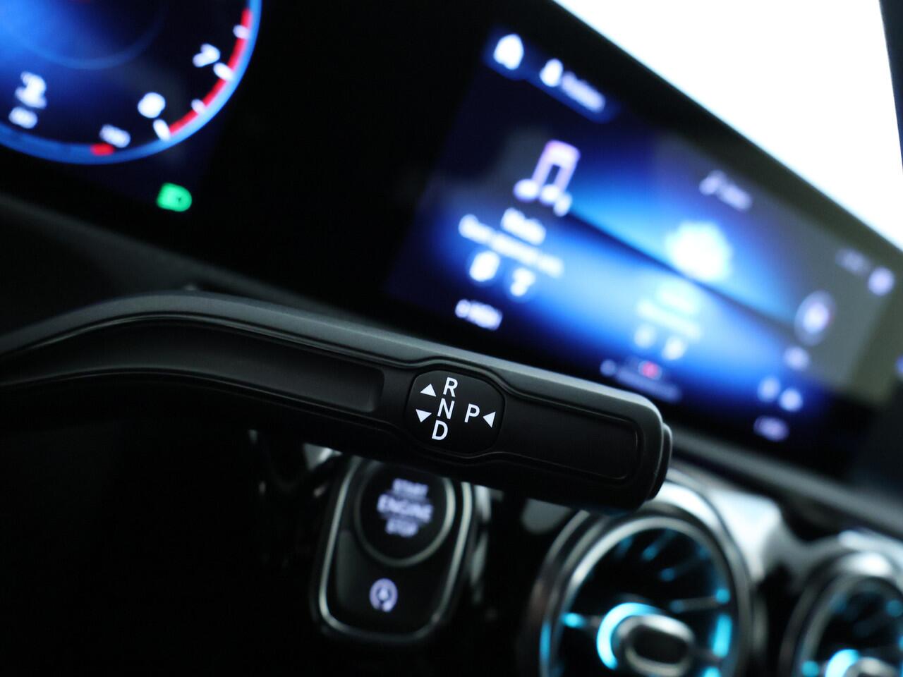 Mercedes-Benz A-KLASSE 180 Business Solution Luxury | Sfeerverlichting | Achteruitrijcamera | Led koplampen | Stoelverwarming | MBUX Augmented reality voor navigatie. Inclusief 24 maanden MB Certified garantie voor Europa.