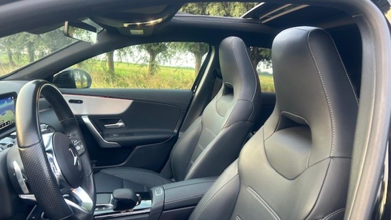 Mercedes-Benz A-KLASSE 200 AMG-LINE NAVIGATIE WIDESCREEN, APPLE CARPLAY, DAB RADIO, LEER, STOELVERWARMING, AMBIËNTEVERLICHTING, ELEC. PANORAMADAK, DISTRONIC, DODEHOEK+SPOORASSIST, PARKEERHULP V/A, ACHTERUITRIJCAMERA, LED LICHT, 19"AMG-VELGEN, ENZ. ENZ. FULL OPTIONS!!