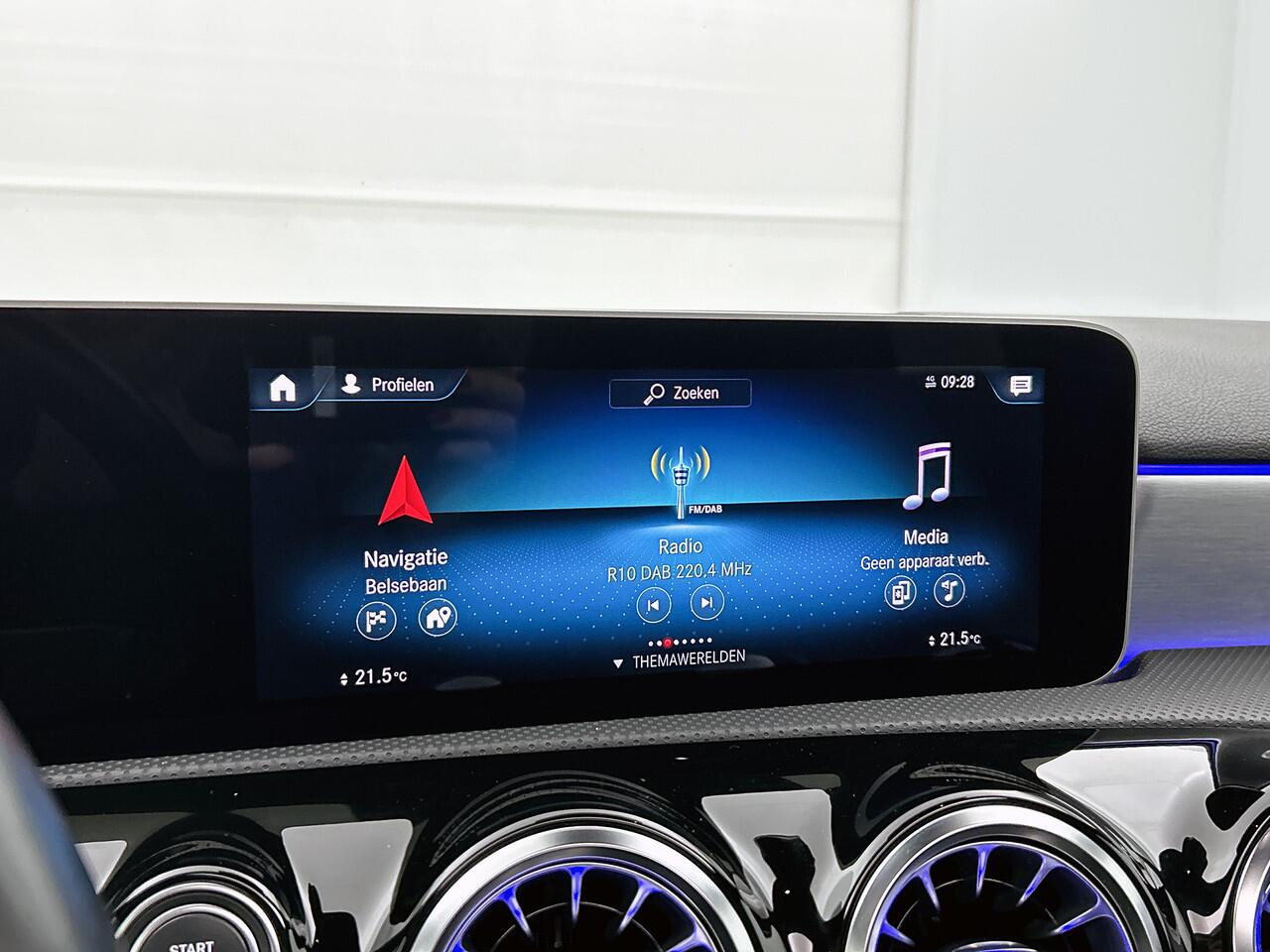 Mercedes-Benz A-KLASSE 160 AMG line | Night Pakket | Panoramaschuifdak | Sfeerverlichting | Stoelverwarming | Parkeer pakket | Inclusief 24 maanden MB Certified garantie voor Europa.