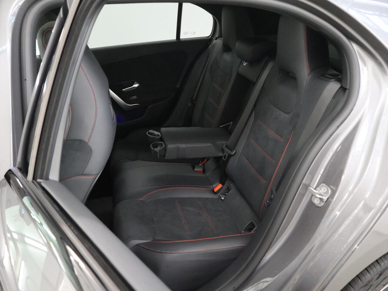 Mercedes-Benz A-KLASSE 250e Business Solution AMG | Panoramaschuifdak | Night | Multibeam Led | Achteruitrijcamera | Afneembare trekhaak |