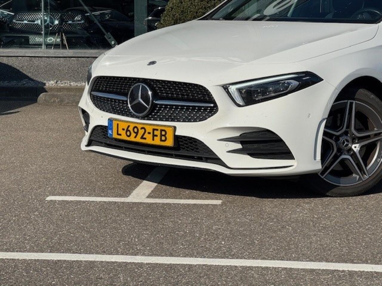 Mercedes-Benz A-KLASSE 250 e Business Solution AMG Limited l Panoramaschuifdak l DISTRONIC PLUS l Trekhaak l l Memory stoelen l 360 camera l Sfeerverlichting l Apple CarPlay l Leder l Stoelverwarming l Widescreen l Sfeerverlichting l Airco l LED l Keyless Go l Night pakket l LE
