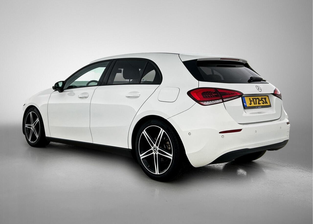 Mercedes-Benz A-KLASSE 160 Business Solution Ledkoplampen | Apple CarPlay | Achteruitrijcamera | Stoelverwarming Voor. Inclusief 24 maanden Mercedes-Benz Certified garantie voor Europa.