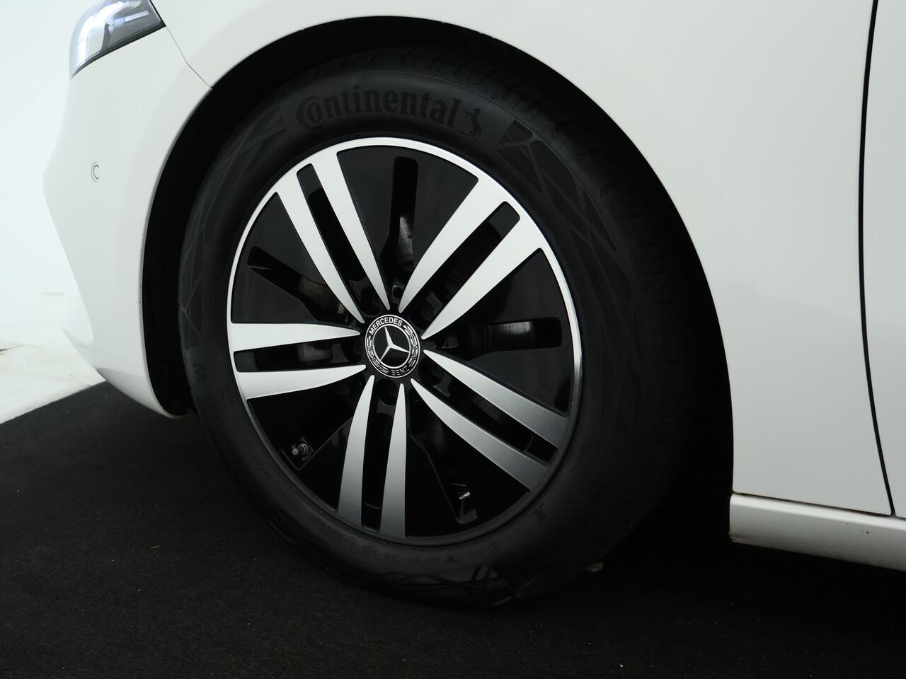 Mercedes-Benz A-KLASSE 180 Business Solution Luxury | Sfeerverlichting | Achteruitrijcamera | Led koplampen | Stoelverwarming | MBUX Augmented reality voor navigatie. Inclusief 24 maanden MB Certified garantie voor Europa.