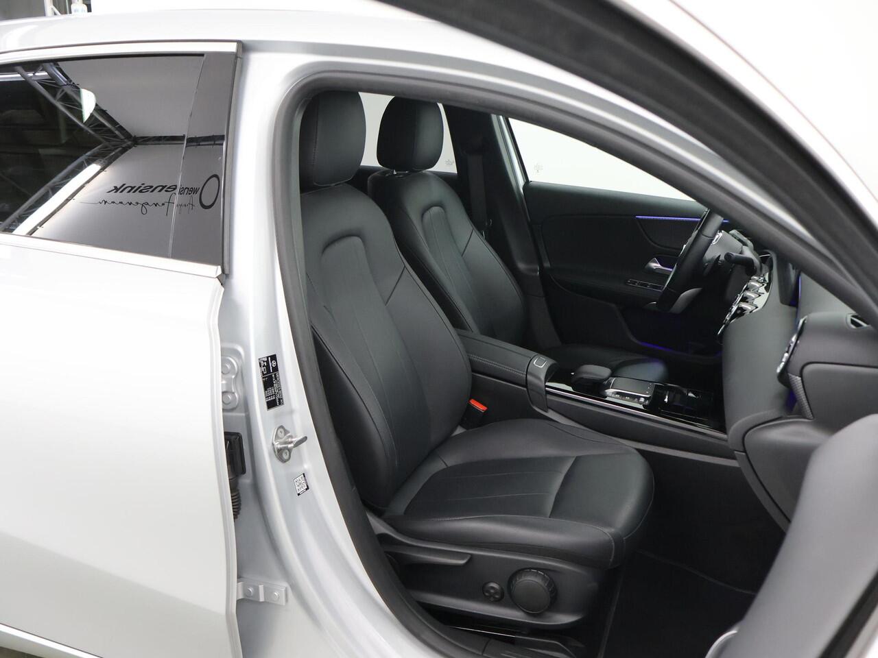 Mercedes-Benz A-KLASSE 180 Luxury Line | Distronic | Getin glas | Stoelverwarming | Achteruitrijcamera | Apple Carplay |