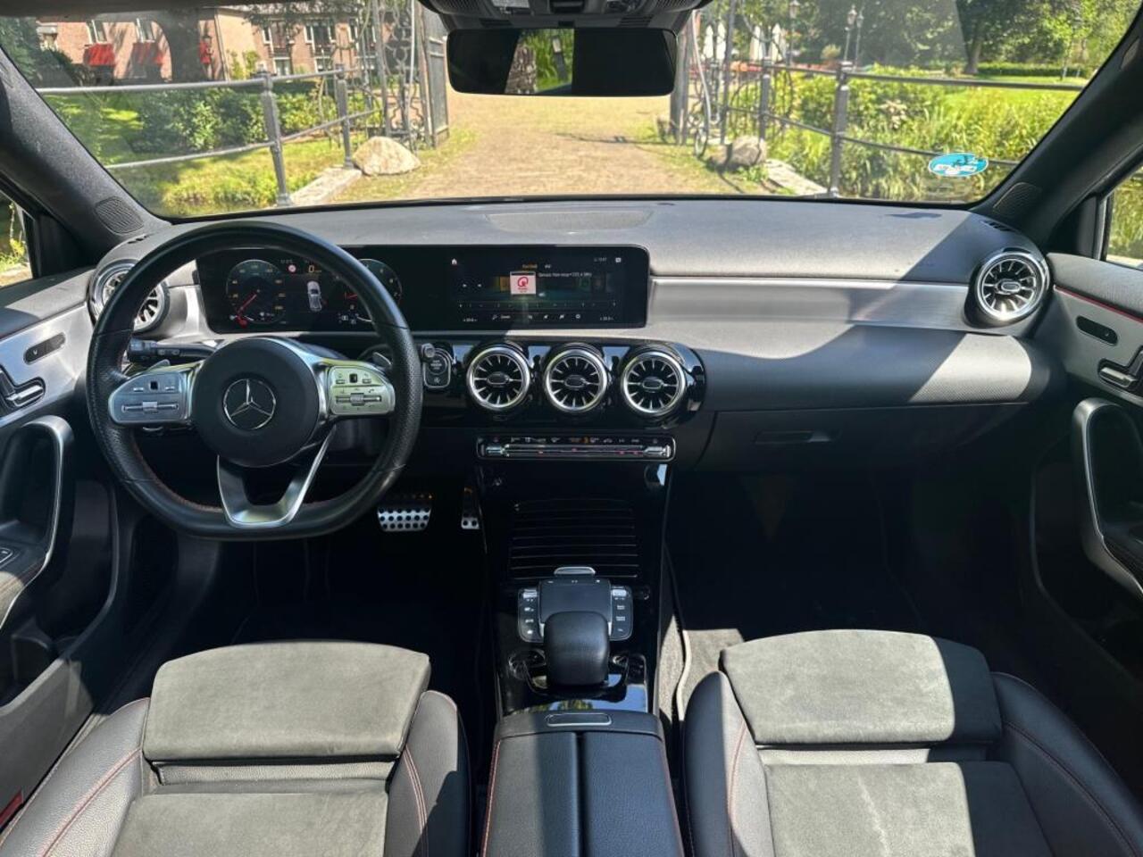 Mercedes-Benz A-KLASSE 180 | AMG | Pano | Memory | Camera | Dealer Onderhouden |