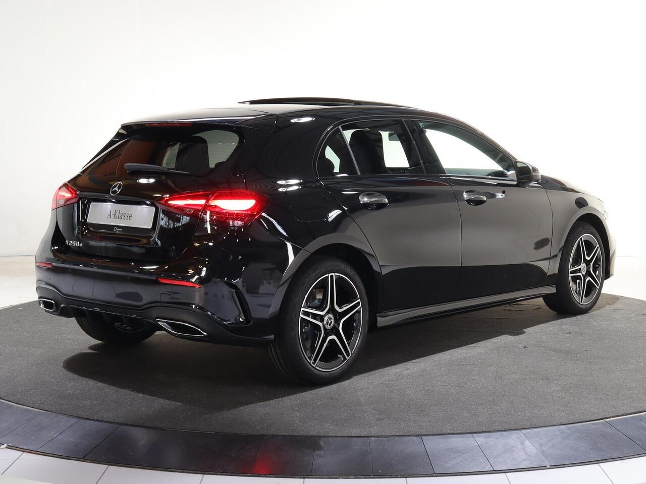 Mercedes-Benz A-KLASSE 250e Business Solution AMG | Panoramaschuifdak | Premium Plus | Head-up display | Dodehoekassistent |