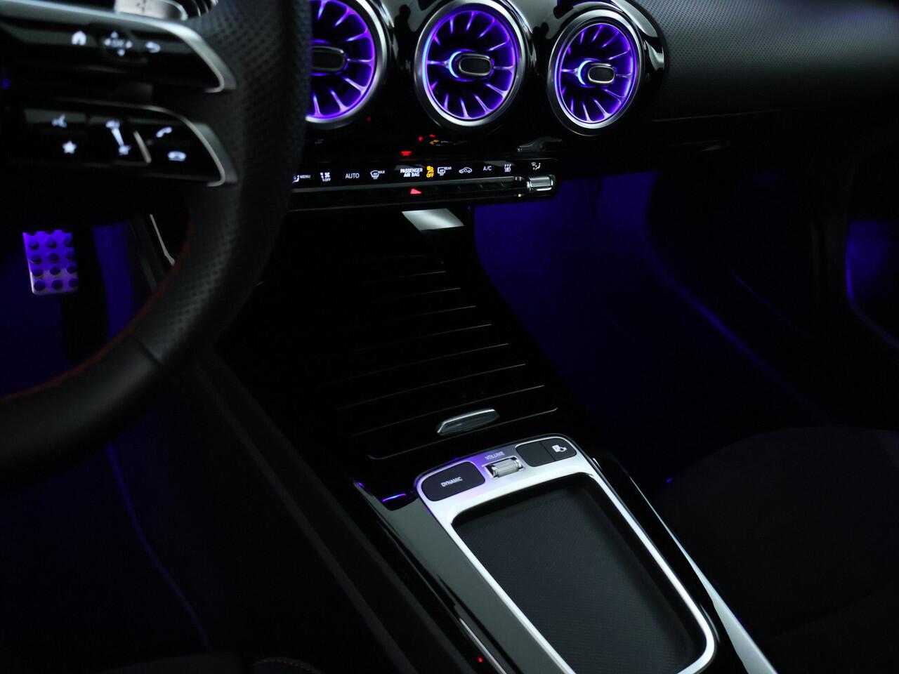 Mercedes-Benz A-KLASSE 250 e AMG Line | Achteruitrijcamera | Distronic | Apple Carplay | Verwarmd Stuurwiel | Sfeerverlichting | Inclusief 24 maanden MB Certified garantie voor Europa.