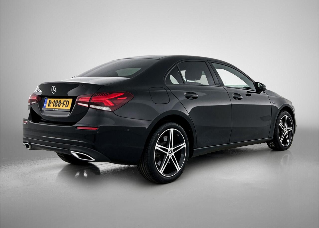 Mercedes-Benz A-KLASSE 250 e Premium Plus | 5 spaaks lichtmetalen velgen | MBUX wide screen | Navigatie | Parking support | Camera achter | Inclusief 24 maanden Mercedes-Benz Certified garantie voor Europa.