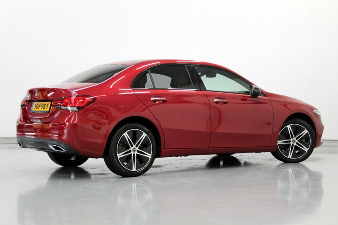 Mercedes-Benz A-KLASSE 250 e Luxury Line PHEV RIJKLAAR!! LEER | HEAD-UP DISPLAY | AUTOMAAT | CAMERA | PARKEERSENSOREN