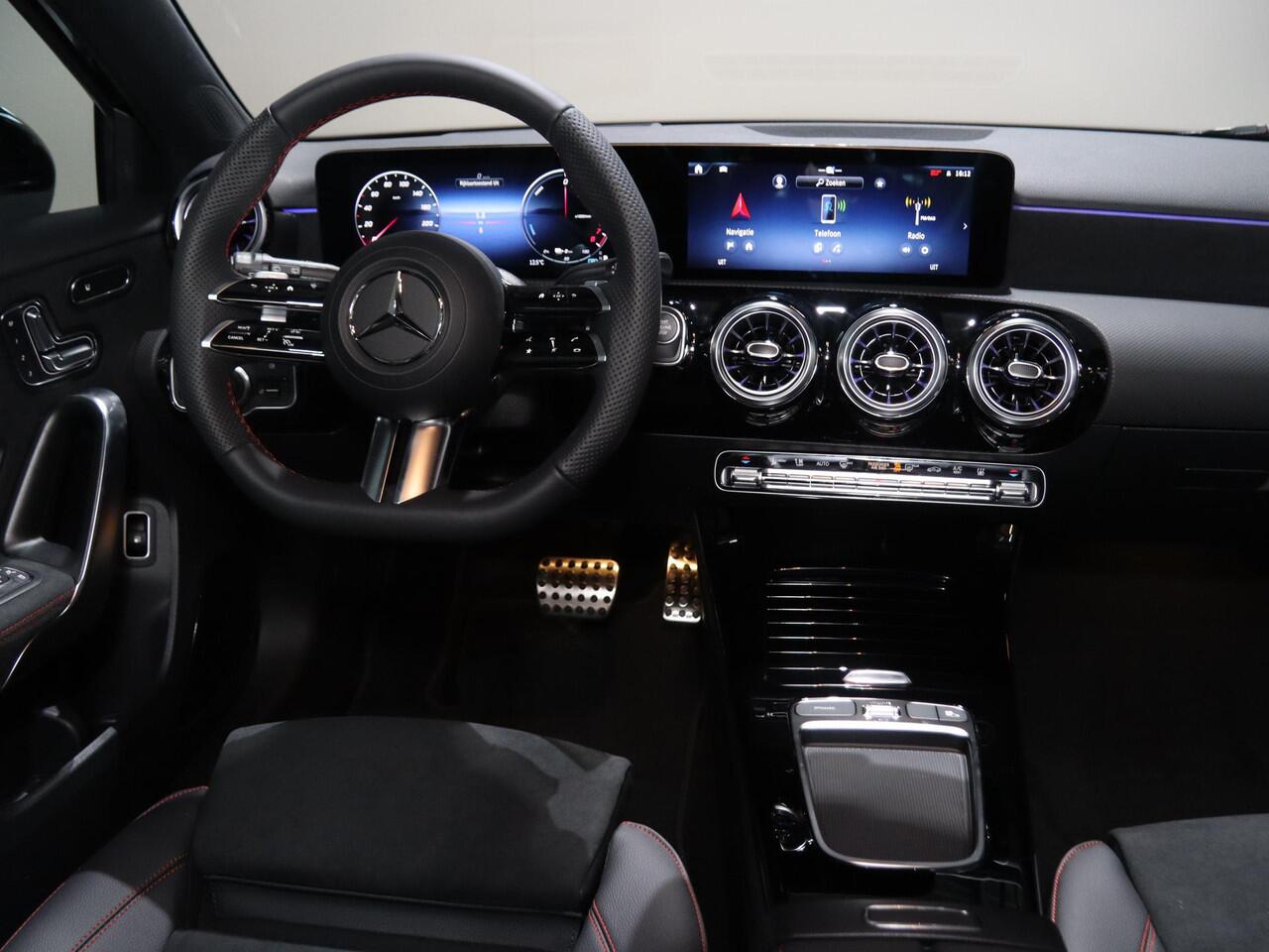 Mercedes-Benz A-KLASSE 250e Business Solution AMG | Panoramaschuifdak | Head-up display | Premium Plus | Stoelverwarming | 360° camera |