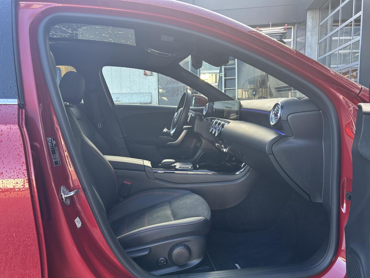 Mercedes-Benz A-KLASSE 250 e AMG Line | Head-up display | Panoramadak | Keyless Entry | Distronic | Dodehoekassistent | Stoelverwarming | 360 graden camera | Carplay