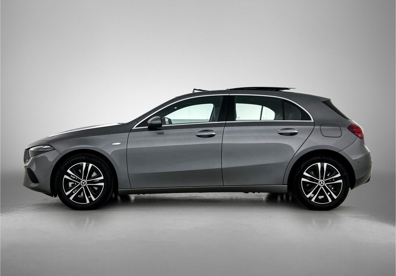 Mercedes-Benz A-KLASSE 250 e Progressive Plug-In Hybride | Panoramadak | Sfeerverlichting | Memory | Keyless Go | Stuur en Stoelverwarming. Inclusief 24 maanden Mercedes-Benz Certified garantie voor Europa.